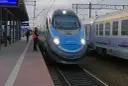Pendolino Warszawa-Kraków na peronie. Maszynista w kamizelce odblaskowej czeka na pasażerów.