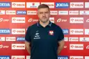 Mężczyzna w koszulce z orłem, podobny do Julena Aginagalde, stoi na tle ścianki z logotypami sponsorów, m.in. ORLEN.
