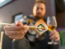 Jedz sushi jak pro: Pałeczki, sos, etykieta. Bez stresu i faux pas!