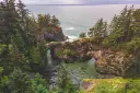 Naturalne łuki skalne i turkusowa woda, otoczone sosnami. Jedno z 10 najpiękniejszych miejsc w USA.