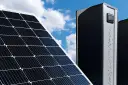 Panele słoneczne i nowoczesne jednostki do magazynowania energii elektrycznej pod błękitnym niebem.