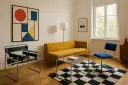 Minimalistyczny salon w stylu bauhaus: żółta kanapa, czarno-biała szachownica na dywanie, krzesła z chromowanej stali i abstrakcyjny obraz.