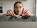 Zmywarka Electrolux nie działa? Gdzie szukać "bezpiecznika" i co robić?