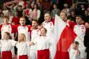 Młoda piłka ręczna grupy z flagą Polski.