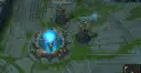Widok z lotu ptaka na mapę gry League of Legends z wieżami i niebieskim kryształem.