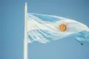 Flaga Argentyny powiewa na wietrze. Czy w Argentynie jest bezpiecznie? To pytanie nurtuje wielu podróżnych.