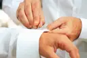 Jak zapinać spinki do koszuli, aby uniknąć powszechnych błędów