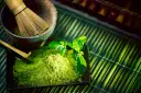 Matcha: Z czego jest zrobiona? Cała prawda o zielonym proszku