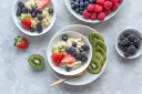 Pyszne, lekkostrawne śniadanie: owsianka z jagodami, truskawkami, jeżynami i kiwi. Idealny start dnia!