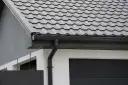 Dach czarny czy antracyt - który wybór zaskoczy lepszym stylem?