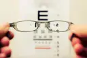 Krótkowzroczność: Jakie okulary wybrać, by widzieć i wyglądać dobrze?