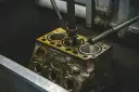 Precyzyjne honowanie cylindra silnika, z płynem chłodzącym wylewającym się na metal.
