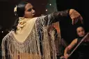 Tancerka flamenco z frędzlami na szalu, w tle skrzypaczka. To jest co to flamenco.