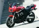 Czerwony motocykl Yamaha Fazer z czarnym siedzeniem i detalami, gotowy do jazdy.