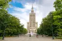 Pałac Kultury i Nauki w Warszawie. Zastanawiasz się, ile za metr w Warszawie? Spacer po placu przed Pałacem.
