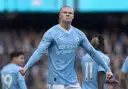 Erling Haaland, najdroższy piłkarz świata, świętuje gola w błękitnej koszulce Manchesteru City.