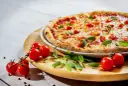 Apetyczna pizza z pomidorkami i bazylią. Czy zastanawiałeś się, dlaczego pizza jest niezdrowa?