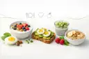 Zdrowe śniadanie: jogurt z owocami, kanapka z awokado i jajkiem, owsianka z bananem i nasiona chia z kiwi.