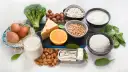 Produkty bogate w wapń i witaminę D: nabiał, ryby, orzechy, fasola, brokuły, szpinak. Idealne, gdy zastanawiasz się, osteoporoza co jeść.