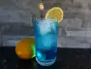 Myślę, że najlepszym tytułem meta dla tego artykułu będzie: Blue Gin & Tonic: przepis na drink, który zachwyca kolorem!