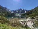 Piękne Morskie Oko w Tatrach. Turyści podziwiają widok, zastanawiając się, ile km jest na Morskie Oko.