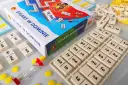 Gra edukacyjna "Sylaby w domnie" z kostkami do nauki czytania.