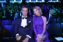 Kamil Grosicki z żoną na gali. Elegancka para w pierwszym rzędzie, otoczona przez gości.