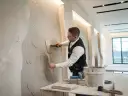 Jakie kleje do kamienia dekoracyjnego zapewnią trwały montaż?