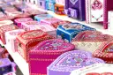 Kolorowe, ręcznie malowane szkatułki w kształcie serc. Idealne pamiątki, które warto przywieźć z Chorwacji.