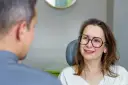 Dentysta po porodzie: Kiedy i jak zadbać o zęby karmiąc piersią?