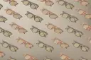 Wzór okularów w kolorze różowym i szarym, z żółtymi soczewkami, na jasnym tle.