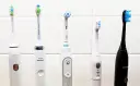 Pięć szczoteczek sonicznych różnych marek: SOOCAS, Philips Sonicare, Oral-B i Smilesonic. Jaka szczoteczka soniczna będzie najlepsza?