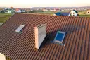 Dachówka ceramiczna, dwa okna dachowe i komin. Czy wybicie okna wymaga pozwolenia na budowę?