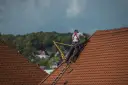 Ile zarabia dekarz w Polsce? Sprawdź realne zarobki i perspektywy!