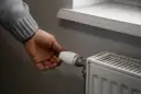 Jak odpowietrzyć grzejnik? Kompletny poradnik i rozwiązywanie problemów.