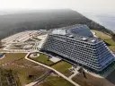 Nowy hotel Gołębiewski w Pobierowie, kiedy otwarcie? Nowoczesna bryła hotelu z widokiem na morze i las.