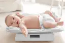 Maluch na wadze, ciekawy świata. Zastanawiasz się, ile rosnie noworodek w pierwszym miesiacu?