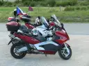 Motocykle czekają na podróż przez przełęcz wyżniańską. Na jednym z nich powiewa polska flaga.