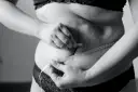 Kobieta mierzy talię centymetrem, szukając sposobu, jak schudnąć 5 kg w 3 dni.