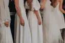 Białe suknie ślubne z tiulowymi detalami i bufkami. Zastanawiasz się, ile średnio kosztuje suknia ślubna?