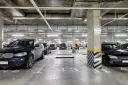 Podziemne parkingi w blokach, jak ten z autami elektrycznymi, są bezpieczne dla samochodów elektrycznych w 2026.