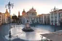 Piazza del Duomo w Katanii o wschodzie słońca. Czy w Katanii jest bezpiecznie? Tak, plac wygląda na spokojny i pusty.