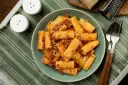 Pyszne rigatoni z sosem bolońskim, posypane parmezanem. Idealne danie, czy to rigatoni czy ziti, zawsze smakuje wybornie!