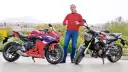 Mężczyzna w czerwonym swetrze prezentuje dwa motocykle Honda: sportowy CBR i naked bike CB650R.