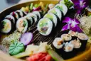 Piękne sushi z awokado i łososiem. Tradycyjne sushi nie zawiera glutenu, ale sos sojowy już tak.