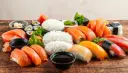 Skąd pochodzi sushi? Fascynująca historia od konserwacji do sztuki