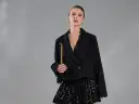Krótka czarna marynarka i błyszcząca spódnica z cekinami. Czy cekiny są modne? Ta stylizacja udowadnia, że tak!