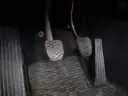 Co pierwsze hamulec czy sprzęgło? Kluczowe zasady bezpiecznej jazdy
