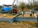 Czym obsypać fundamenty, aby uniknąć problemów z wilgocią?