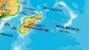 Mapa świata z zaznaczonym Madagaskarem i Mauritiusem na Oceanie Indyjskim.